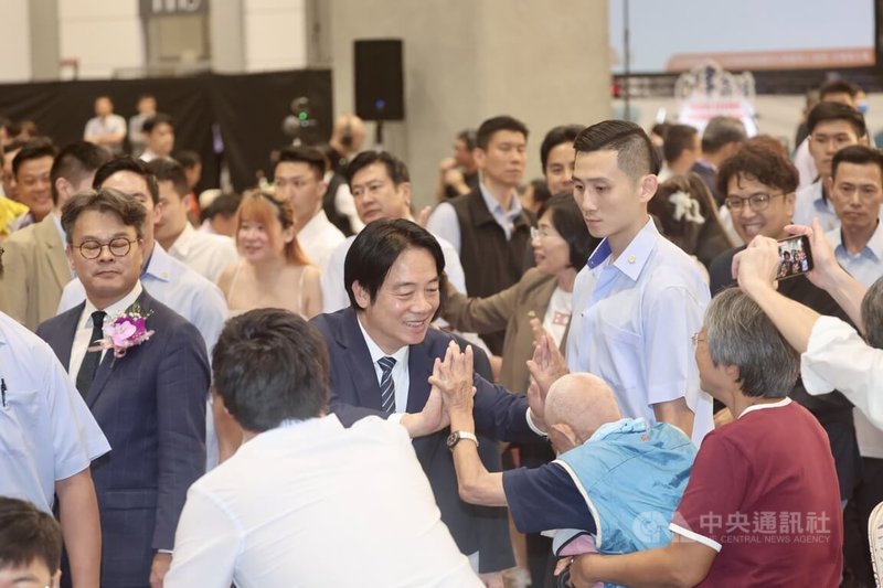 總統賴清德(中)9日晚間在台北出席「台北律師公會115年度律師節慶祝大會」,代表全體國人祝賀全國律師「律師節快樂」,賴總統離場時和與會者擊掌互動。中央社記者王飛華攝 115年9月9日
