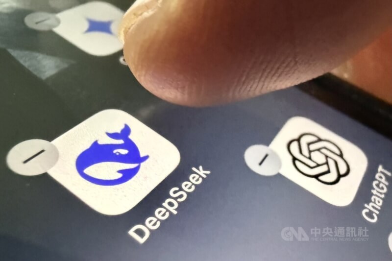 美國網路與執法官員8日指控DeepSeek等中國人工智慧公司利用「蒸餾」手段，惡意抄襲美國先進AI模型技術。（中央社檔案照片）
