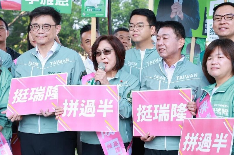 民進黨籍高雄市議會議長康裕成（前左2）9日與黨籍高雄市長參選人賴瑞隆（前左1）及逾20名以上市議員及市議員參選人，一起站路口拜票。（賴瑞隆辦公室提供）中央社記者蔡孟妤傳真　115年9月9日