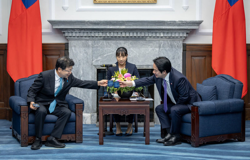 總統賴清德（右）8日下午接見「思考台灣海峽和平穩定國會議員之會」訪團。（總統府提供）中央社記者葉素萍傳真 115年9月9日