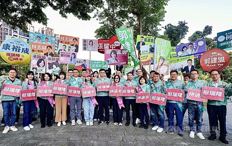 民進黨籍高雄市議長康裕成(前右7)9日與同黨高雄市長參選人賴瑞隆(前左7)及市議員、市議員參選人路口拜票,她說,高雄隊將全面動起來,不分區域、互相支援,用團結作戰守住每個選區。中央社記者董俊志攝 115年9月9日