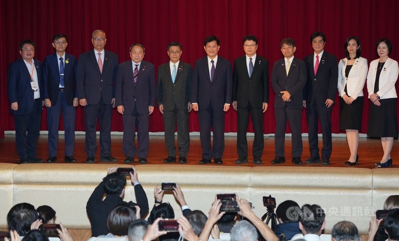 外交部長林佳龍(中)9日在台北出席「台日外交國防論壇」,與印太戰略智庫執行長矢板明夫(左)、國防大學政戰學院前院長余宗基(左2)、開南大學副校長陳文甲(左3)、日本維新會眾議員西田薰(右4)、橫田光弘(右3)、三木佳惠(右)、參議員石平(左4),以及參政黨參議員梅村瑞穗(右2)、國民民主黨參議員山田吉彥(左5)、日本保守黨參議員北村晴男(右5)合影。中央社記者徐肇昌攝 115年9月9日