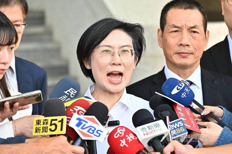 民進黨立委林岱樺（中）涉詐助理費遭起訴，2025年10月赴高雄地院出庭後接受媒體採訪。（中央社檔案照片）