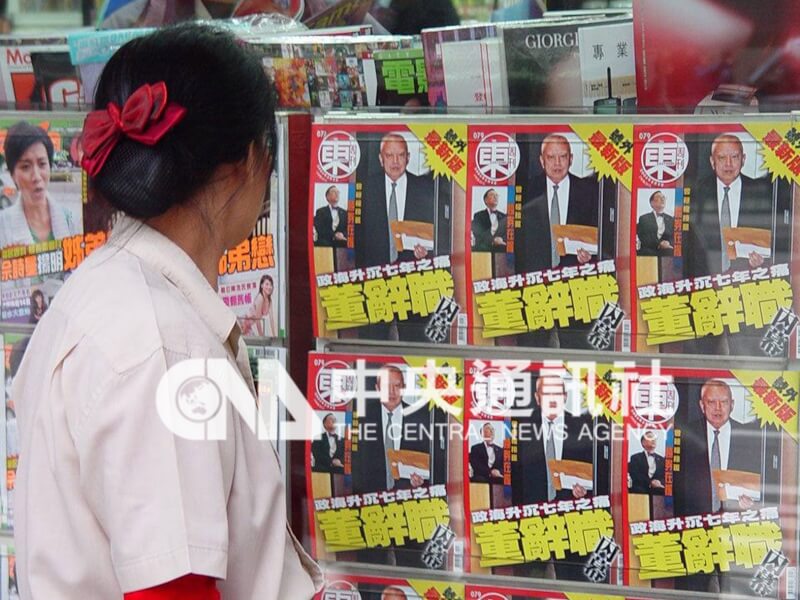 2005年第2任期尚未結束的董建華請辭,香港全城關注相關消息。(中央社檔案照片)
