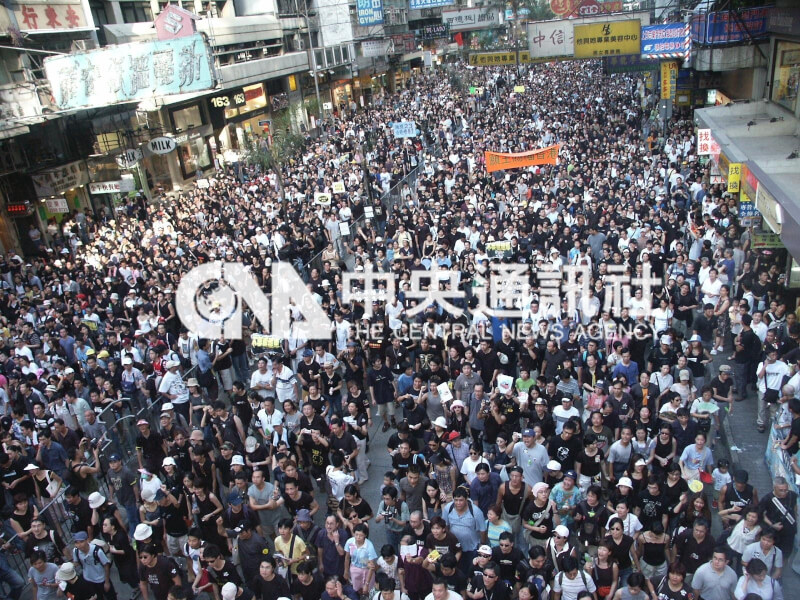 2003年7月1日民主派號召上街遊行反對基本法23條立法。(中央社檔案照片)