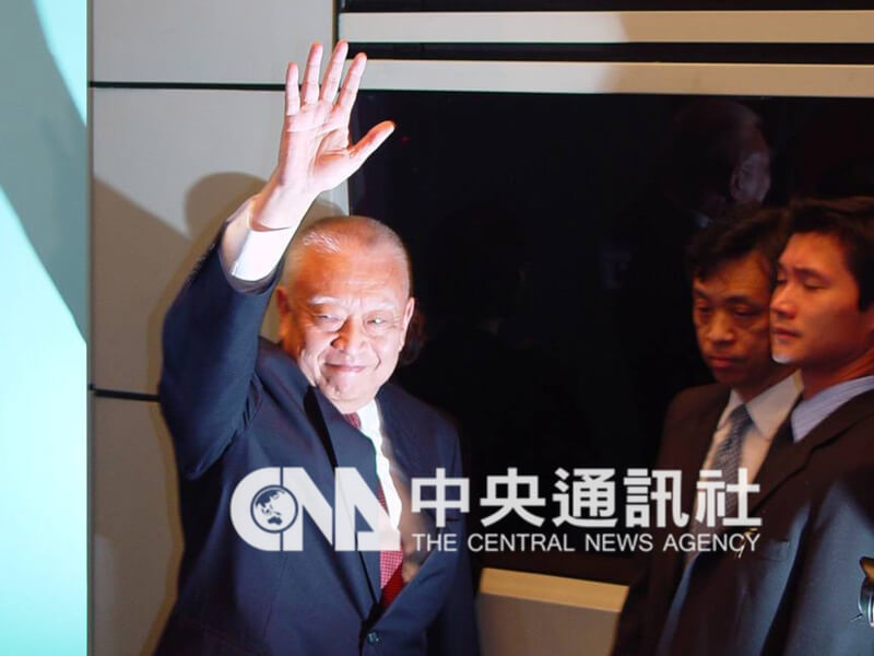 2005年3月10日董建華召開記者會宣布辭任行政長官,離開會場前舉手致意。(中央社檔案照片)