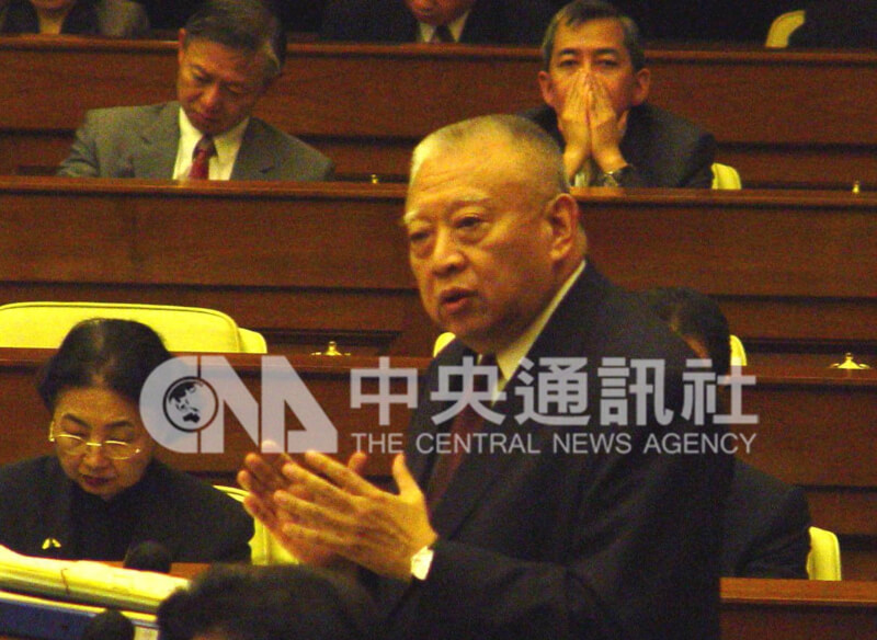 香港主權轉移中國後首任行政長官(特首)董建華8日逝世,享壽89歲。圖為2004年他出席立法會答問大會。(中央社檔案照片)