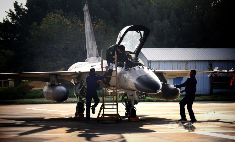 台中清泉崗基地內IDF戰機與飛行員。（中央社檔案照片）