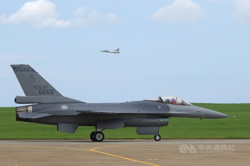 空軍台中清泉崗基地內的F-16V（Block20）戰機（前）。（中央社檔案照片）