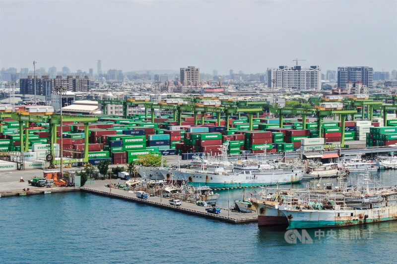 財政部9日公布8月海關進出口貿易初步統計，8月出口824億美元，刷新歷年單月新高紀錄。圖為高雄港第五貨櫃中心。（中央社檔案照片）