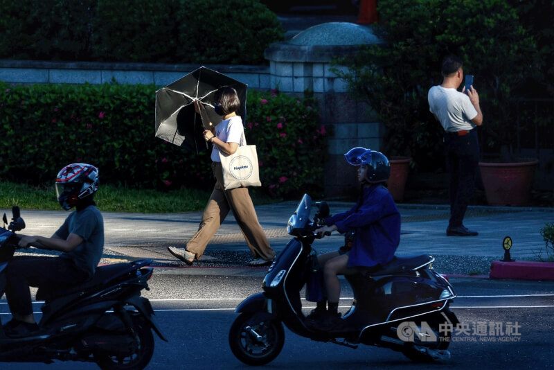 10日持續受到東北季風影響，迎風面與桃園以北地區有局部陣雨。圖為台北市中正區民眾手持陽傘前行。（中央社檔案照片）