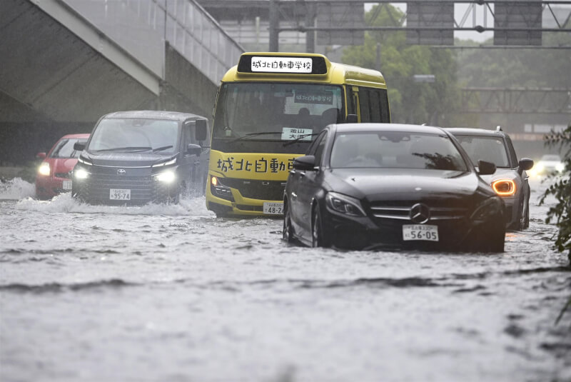 日本名古屋8日降下大雨導致道路淹水。（共同社）