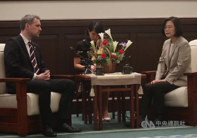 2019年3月賀瑞普(左)訪台,與時任總統蔡英文(右)會面。(中央社檔案照片)