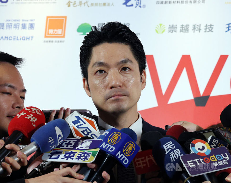 台北市長蔣萬安（中）9日受邀出席台灣女董事協會論壇致詞，媒體聯訪時追問，是否覺得監察院等展開調查，受中央委託；蔣萬安說：「君子坦蕩蕩，小人長戚戚。」另有媒體提問網路出現健身、命理粉專發圖卡訴求下台，蔣萬安說，其實民眾的眼睛都是雪亮的。中央社記者郭日曉攝　115年9月9日