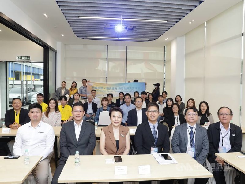 新竹縣政府率領台灣新創團隊10日在馬來西亞雪蘭莪州與當地新創及科技產業機構交流，盼尋找人工智慧、智慧製造等技術應用與市場合作機會，圖為與會人員合影。中央社記者黃自強攝　115年9月10日