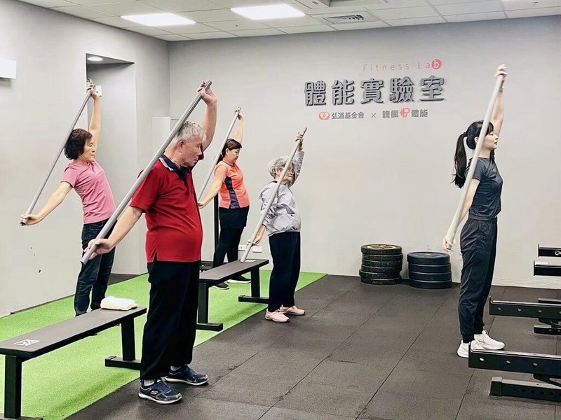 弘道老人福利基金會台中服務處10日公布針對200名長輩肌力調查結果，發現31.5%長輩潛藏肌少症風險，弘道體能實驗室針對銀髮族規劃重訓入門課。（弘道基金會提供）中央社記者郝雪卿傳真  115年9月10日