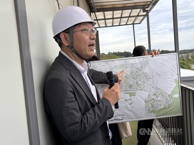 距離2027年國際園藝博覽會(GREEN×EXPO 2027)開幕約半年,位於橫濱市舊上瀨谷通信設施的會場工程持續推進。GREEN×EXPO協會推進戰略室長脇坂隆一說明,目前若要以百分比回答「整體工程目前完成多少」並不容易,但距離開幕約半年,已經可以明顯看出「博覽會建築的輪廓」。中央社記者戴雅真橫濱攝 115年9月10日
