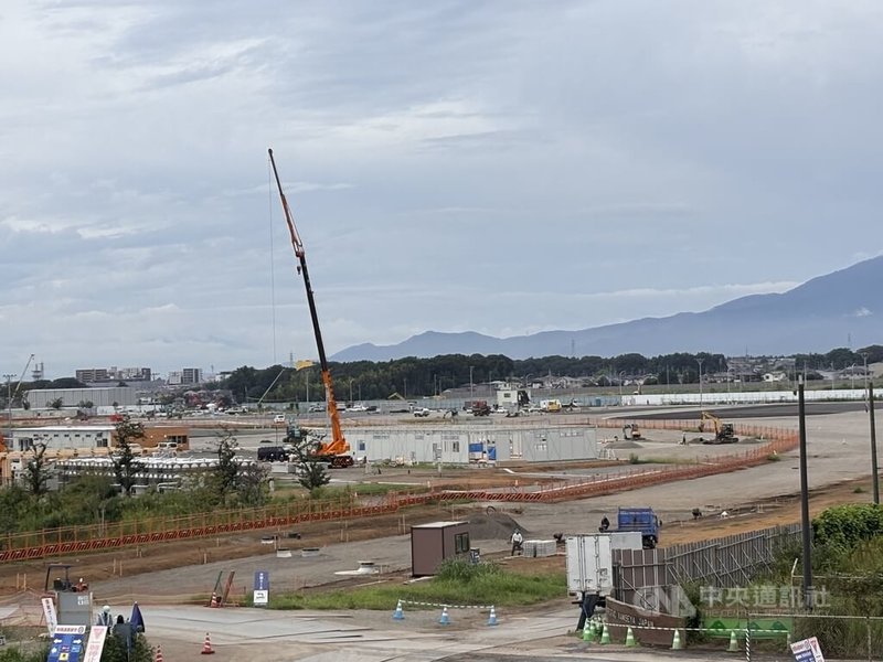 距離2027年國際園藝博覽會（GREEN×EXPO 2027）開幕約半年，位於橫濱市舊上瀨谷通信設施的會場工程持續推進。博覽會協會近日首度向國內外媒體公開目前工程進度。主大門、主題館、展望台及企業展區等設施已陸續浮現輪廓。起重機部分為未來主大門預定位置。中央社記者戴雅真橫濱攝　115年9月10日