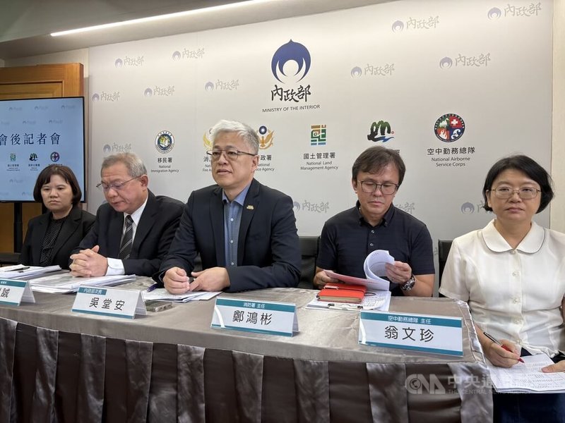 內政部常務次長吳堂安（中）10日主持部務會報後記者會，說明警消等危勞性勤務津貼擴大適用範圍辦理情形。中央社記者吳書緯攝　115年9月10日