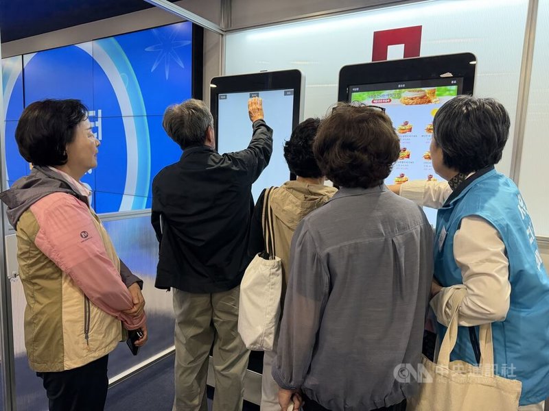 韓國為協助高齡者適應數位生活，推動「AI數位學習中心」，其中設有各式體驗區，例如讓學員練習操作自助服務機（Kiosk）。中央社記者楊啟芳首爾攝  115年9月10日