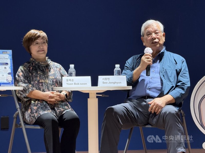 為協助高齡者適應數位生活，韓國推動「AI數位學習中心」，高齡83歲的學員徐鍾炫（右）直言，「學習這件事沒有年齡之分」；71歲的尹福順（左）則表示，現在像是訂車票、購物等都不用拜託子女幫忙了。中央社記者楊啟芳首爾攝　　115年9月10日