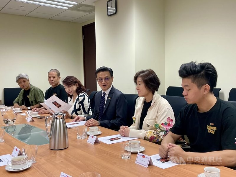駐波蘭代表劉永健(中)10日在代表處接待雷昇傳藝劇團執行總監王昇揚(右1)、何曉玫舞團創辦人何曉玫(右2)、台北共樂軒理事長王崑文(左2)及立法委員羅美玲(左3)等訪團成員。中央社記者鄭淨伃華沙攝 115年9月10日
