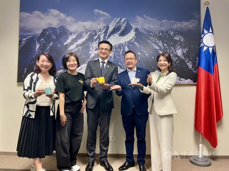 何曉玫舞團創辦人何曉玫(左2)於交流會後,致贈致贈駐波蘭代表劉永健(中)舞團精美咖啡杯,並與文總秘書長李厚慶(右2)、立委羅美玲(左1)、立委林楚茵(右1)合照。中央社記者鄭淨伃華沙攝 115年9月10日