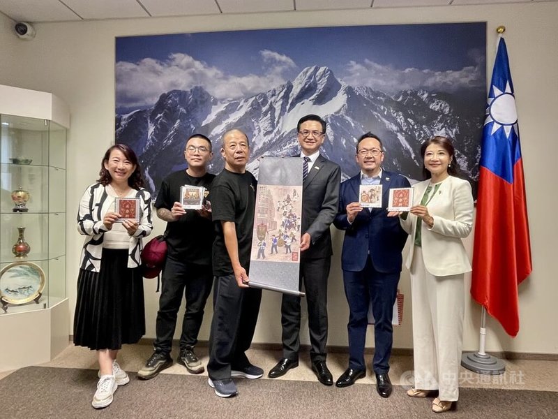 台北共樂軒理事長王崑文(左3)致贈駐波蘭代表劉永健(右3)謝范將軍開光紀念115週年畫軸,並與文總秘書長李厚慶(右2)、立委羅美玲(左1)、立委林楚茵(右1)合照。中央社記者鄭淨伃華沙攝 115年9月10日