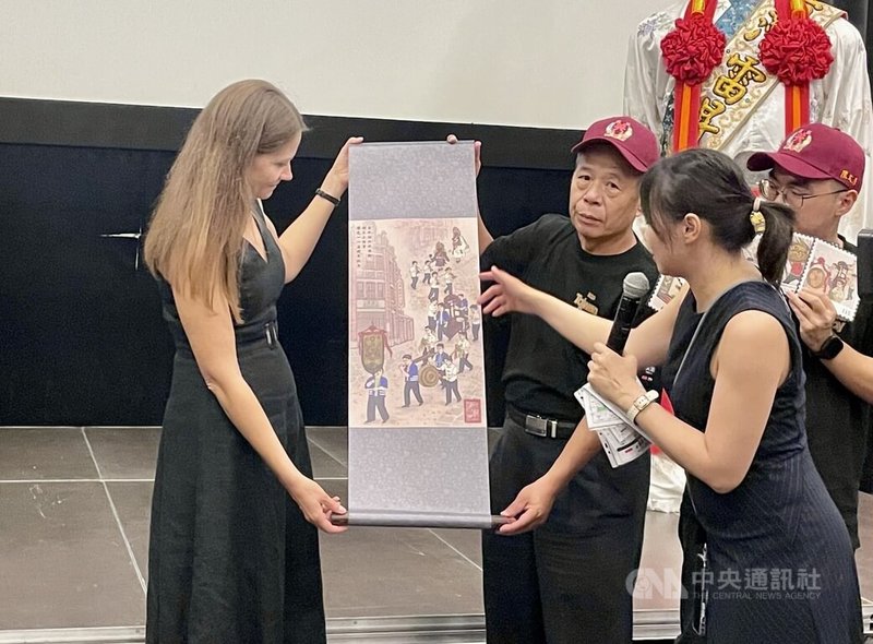 台北共樂軒理事長王昆文（左2）於交流會後致贈館長沃布萊夫斯卡（左1）謝范將軍開光紀念115週年畫軸，表達台波文化交流情誼。 中央社記者鄭淨伃華沙攝　115年9月10日