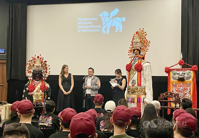 中華文化總會秘書長李厚慶（台上中）9日率團訪問華沙波蘭國家民俗博物館，期盼將台灣傳統技藝與廟會文化推向國際舞台。台上左為博物館館長沃布萊夫斯卡（Magdalena Wróblewska）。 中央社記者鄭淨伃華沙攝　115年9月10日