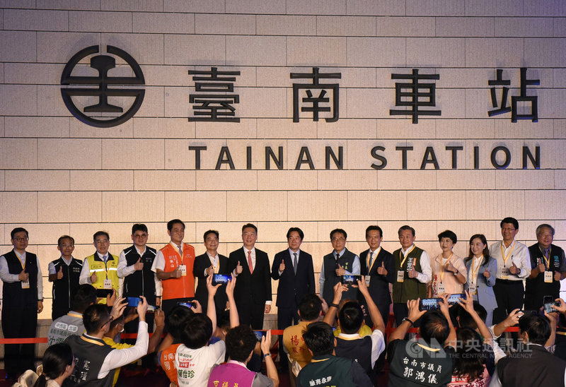 台南鐵路地下化工程歷經近10年抗爭，如今邁向全新里程碑，10日晚間由總統賴清德（後中）親自主持台南車站新站揭牌，台南市長黃偉哲（後右7）、交通部長陳世凱（前左7）等人也在場見證。中央社記者張榮祥攝　115年9月10日