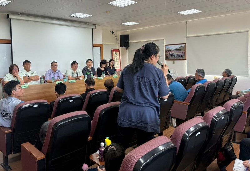阿里山山葵受到林業用地限制及生產成本影響，種植面積大幅萎縮，民進黨立委蔡易餘（後左4）、陳冠廷（後左5）日前邀農業部與山葵農召開協調會，希望重新建立產業規模。（陳冠廷提供）中央社記者蔡智明傳真　115年9月10日