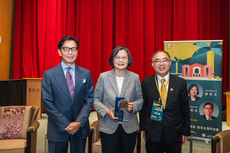 台灣大學10日舉辦椰林講座，以「同一座島嶼，不同的視角：看見台灣的改變」為主題，邀請前總統蔡英文（中）、富邦集團董事長蔡明忠（左）兩位法律系同窗同台；校長陳文章（右）期許透過這場講座，啟發學子的社會使命感。（台大提供）中央社記者陳至中台北傳真　115年9月10日