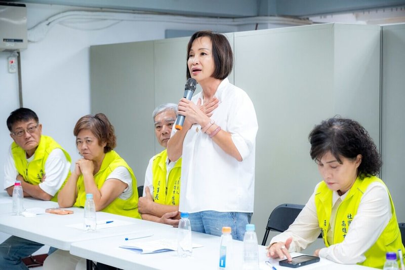 國民黨高雄市長參選人柯志恩（右2）近日受邀出席高雄社福座談會，與社福團體及慈善夥伴交流，並提出「社福五大政策」。（柯志恩辦公室提供）中央社記者蔡孟妤傳真　115年9月10日