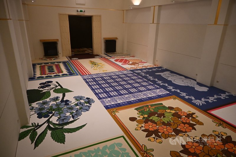 藝術家林明弘在布魯塞爾舉辦個展「茶巾與餐巾」，以日常生活中常見的用品作為創作題材並以拼布畫的樣式在展場呈現。中央社記者吳柏緯布魯塞爾攝　115年9月10日