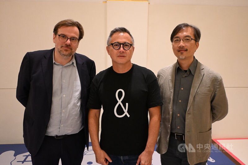 藝術家林明弘(中)在布魯塞爾的個展「茶巾與餐巾」,9日晚間舉辦開幕式,吸引許多藝文界人士參加。他也與布魯塞爾當代藝術機構La Loge館長瓦爾普特(左)、巴文中心主任陳宏星(右)合影。中央社記者吳柏緯布魯塞爾攝 115年9月10日