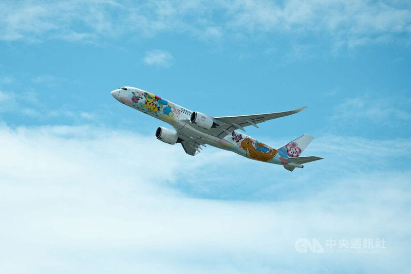 中華航空股份有限公司國際線訂位服務費22日起調漲，從原本30元美元（約新台幣944元）漲到33美元（約新台幣1039元）。圖為華航航班。中央社記者黃名璽攝　115年9月10日