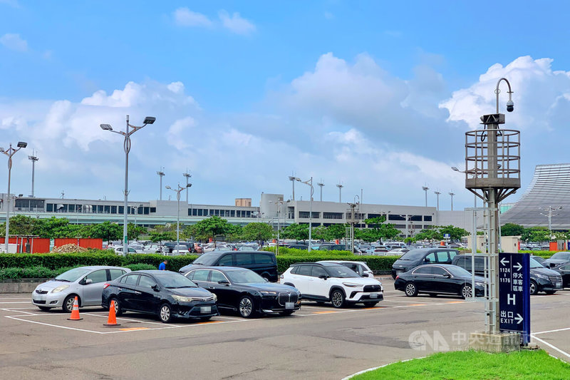 桃機第一航廈P2停車場（圖）有汽車疑未依動線行駛並停在車道引發口角，影片在網路流傳後引發討論。桃園國際機場公司10日表示，已要求停車場管理業者加強場內引導與管理。中央社記者吳睿騏攝 115年9月10日