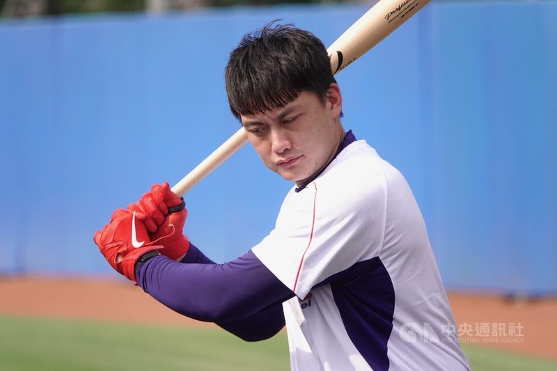 中職味全龍隊球星劉基鴻（圖）投入名古屋亞運棒球台灣隊集訓，10日總教練被賦予扛下代表隊第4棒任務。劉基鴻受訪時笑說有點緊張，但很期待對決韓國王牌投手郭彬。中央社記者蘇志畬攝　115年9月10日