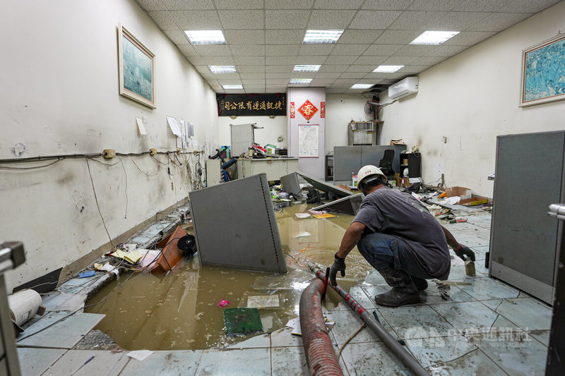 台北市中山區民權東路二段一處2層樓建物10日疑受鄰近工地施工影響,一樓辦公室地板坍塌,屋內泥水淹積、辦公設備傾倒,工作人員晚間持續處理現場積水。中央社記者鄭清元攝 115年9月10日