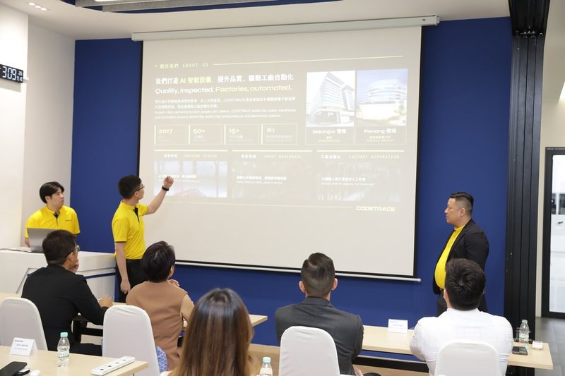 馬來西亞新創業者10日在雪蘭莪州向台灣新創團隊介紹人工智慧、智慧倉儲及工廠自動化等技術應用,台馬業者透過交流尋找智慧製造合作機會。中央社記者黃自強攝 115年9月10日