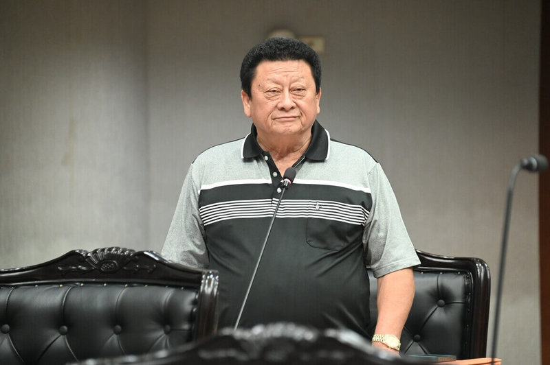 無黨籍台東縣議員陳宏宗（圖）10日在台東縣議會質詢時表示，盼訂定「台東登山自治條例」，針對準備不足或可歸責於當事人的事故，酌收救援成本，避免有限資源遭到濫用。台東縣消防局希望由中央統一訂定相關法規。（台東縣議會提供）中央社記者盧太城台東傳真　115年9月10日