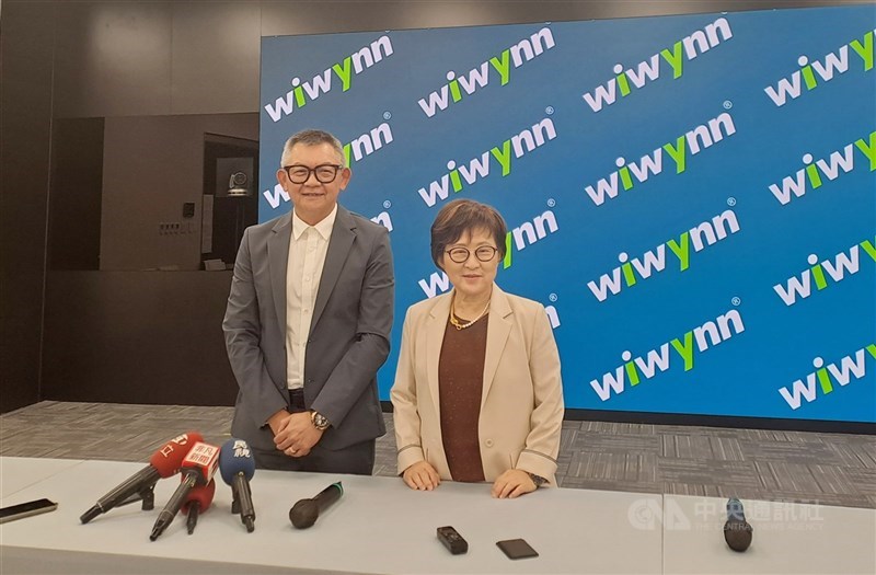 圖為緯穎股東會後董事長洪麗寗（右）受訪時拍照。（中央社檔案照片）