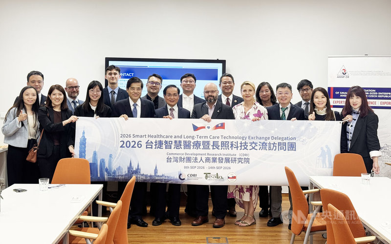 「2026台捷智慧醫療暨長照科技交流訪問團」參與商研院與捷克中小企業協會9日在布拉格簽署MOU儀式。中央社記者劉郁葶布拉格攝 115年9月10日