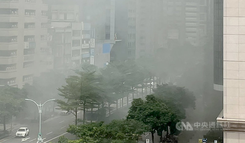 台北市松江路一棟大樓地下室餐廳10日上午發生火警，現場竄出陣陣濃煙蔓延到松江路上。警消獲報立即到場動用器具排煙及搶救。初查鍋爐等被燒毀，起火原因待調查釐清。中央社  115年9月10日
