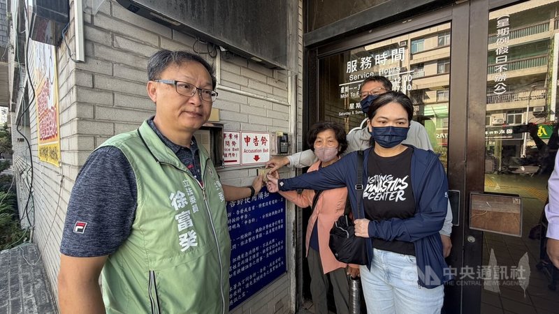 屏東縣體操選手潘采宸與李佳蔚的世錦賽遞補資格，在未被告知情況下遭中華民國體操協會放棄，民主進步黨籍立法委員徐富癸（左）10日陪選手家屬，到台灣屏東地方檢察署按鈴提告體協秘書長江建東背信罪。中央社記者李卉婷攝　115年9月10日
