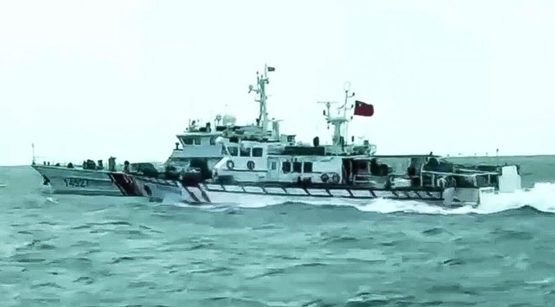 中國海警船10日再度現蹤金門水域，海巡巡防艇一對一併航監控，也透過中、英文廣播喊話驅離。（海洋委員會海巡署金馬澎分署提供）中央社記者吳玟嶸傳真　115年9月10日