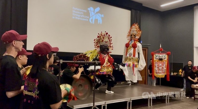 雷昇傳藝劇團與台北共樂軒在交流會最後現場帶來謝范將軍神將搭配北管現場演奏，氣勢磅礡的演出震撼全場。 中央社記者鄭淨伃華沙攝　115年9月10日
