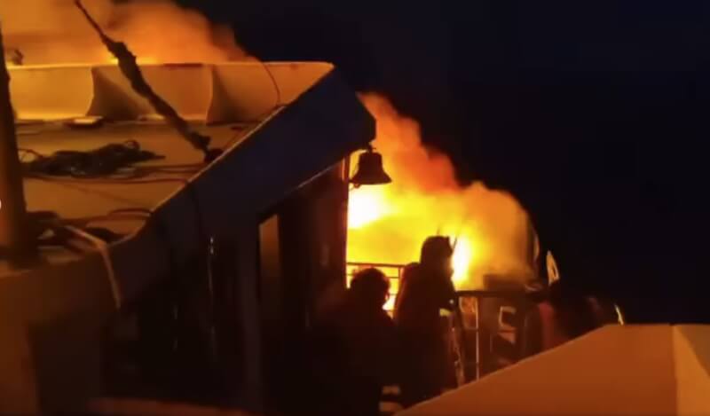 菲律賓巴拉旺省一處觀光勝地附近發生渡輪火災，造成至少5人死亡，仍有87人下落不明。（圖取自facebook.com/coastguardph）