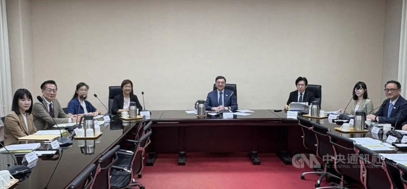 彰化縣長王惠美（後左）10日和國民黨立委謝衣鳯等人前往拜會行政院長卓榮泰（後中），討論水五金特定區等重大建設。（翻攝自王惠美臉書）中央社記者吳哲豪傳真 115年9月10日